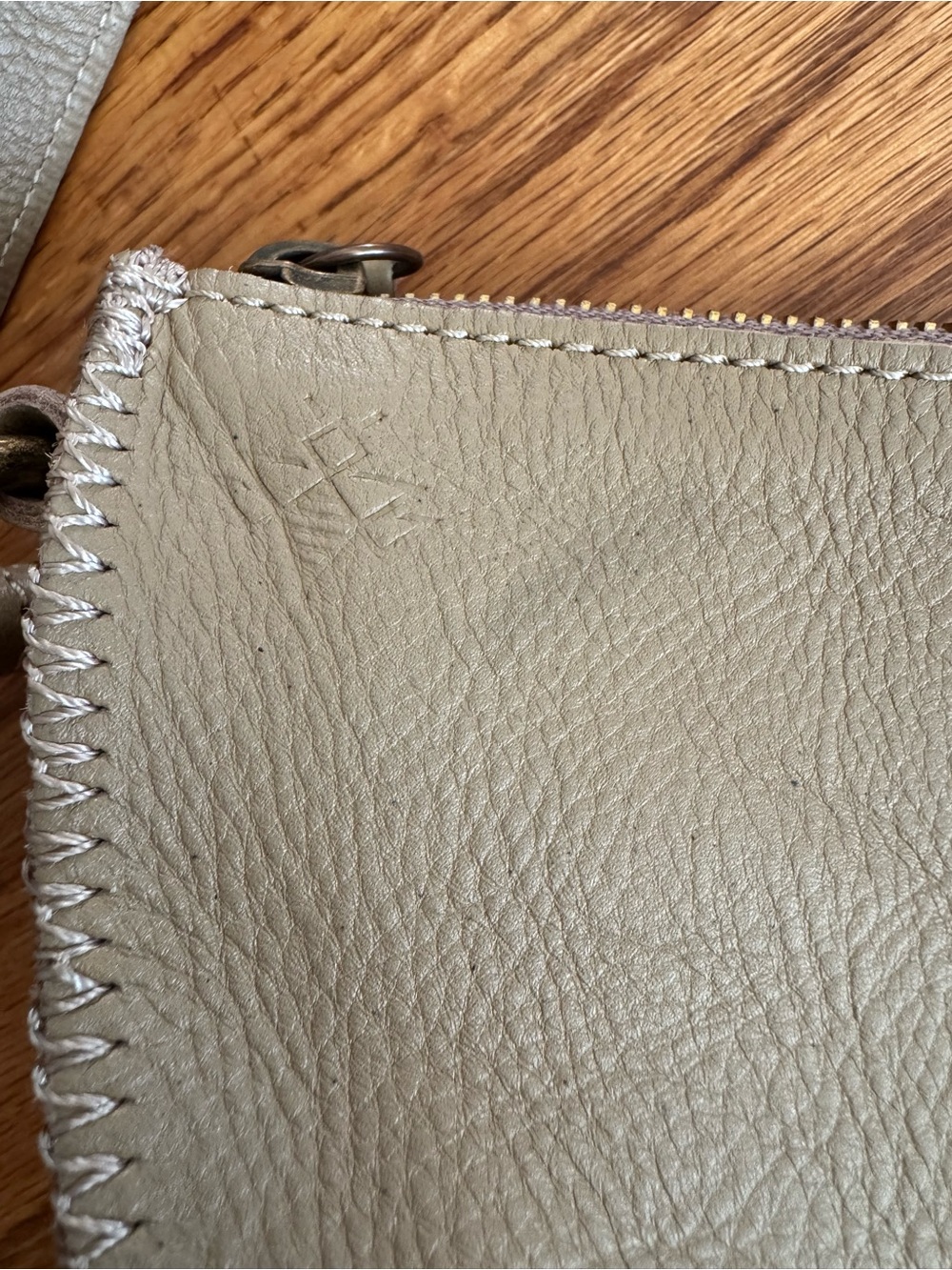 Lyons Leather Seashell Bee Bag with Extended Strap - Picture 10 of 13